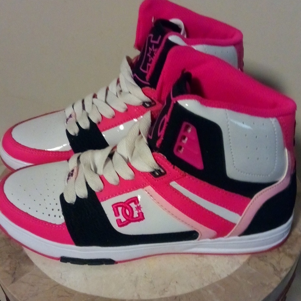 Women's Sz 7.5 DC high top skate sneakers - Picture 3 of 8